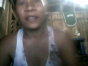 La mamá filipina Cherry Corsen chupando sus propios pezones en la