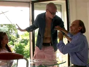 Un tipo es invitado a follarse a la sexy esposa del viejo