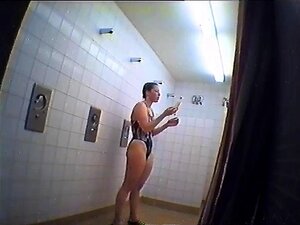 Una morena gorda se ducha después de nadar en una c oculta