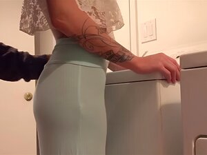  Petite angel descubre su coño rosado para sexo duro 