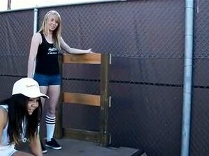 Déjate llevar en un encuentro apasionado con tu amigo, explorando