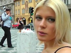 Rubia con cuerpo perfecto se desnuda en público