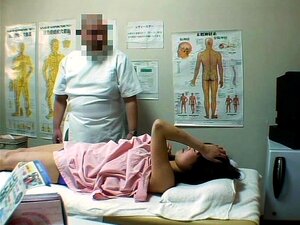 Dulce chica japonesa entrega su coño a un masajista cachondo