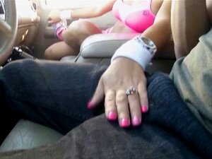 Una latina fresca autoestopista da una paja. Una latina fresca