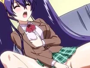 Una linda atrapada masturbándose es follada. La linda atrapada