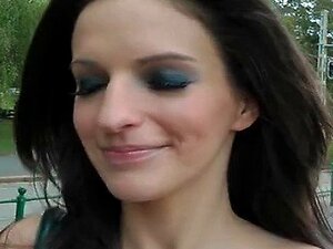 Una chica bonita tiene una aventura de follada pública real