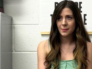 Las cajeras Sia Lust y Natalie Brooks rozaron las cajas registradoras