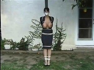 Agente en un polo, tetas bonitas Summer atada a un poste y amordazada