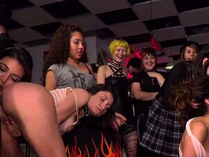 Follada de orgía y faciales en un bar público. Un grupo de esclavas