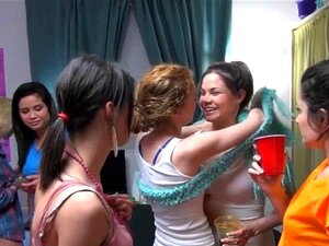 Fiesta de orgía mojada y picante. Chicas traviesas están llenas de