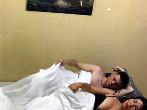 La novia de mi hermanastro se cuela en mi cama y me la follo