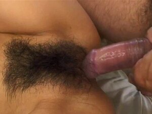 Chica sucia se excita con un gran consolador. Asiática cachonda juega