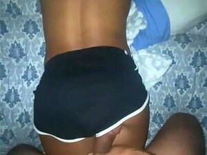 Ella está en su período, así que me corrí en su culo