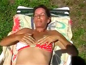Tomando el sol, esposa jugando en el jardín, mujer madura jugando