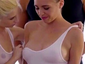 Las bailarinas supple lindas están teniendo mucha alegría, con su