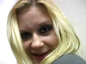 Dama cachonda disfruta de una mamada interracial Gloryhole 23