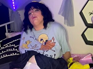 La pequeña Adama Daat con pañales Tetona se Moja Dos Veces, Se Folla