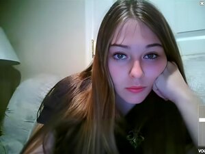 Linda wecamgirl se desnuda y se masturba. Linda wecamgirl se desnuda y