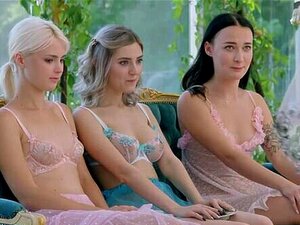 Una Ama y Tres Gatitos