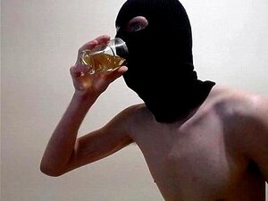 esclava fresca bebiendo meada
