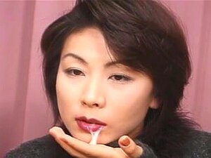 Bukkake para madura japonesa. Usando su elegante y gran abrigo de