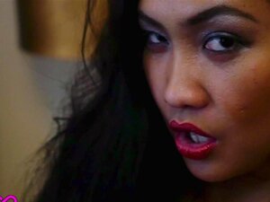 Amy Latina - El dormitorio menea sus grandes tetas y extraña a una
