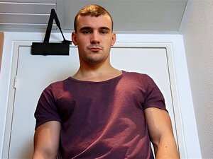 Entrenador físico musculoso Str8 descubierto en un porno gay.