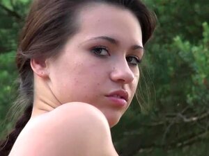 Belleza fuma antes de masturbarse al aire libre en cámara