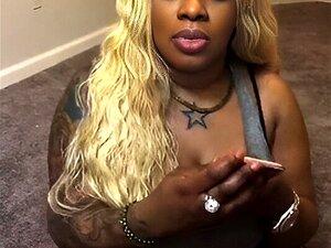 Zorra negra BBW con grandes tetas desnudándose sola