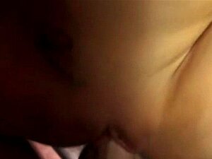 Una morena agarra sus tetas mientras le follan el coño. Una rubia