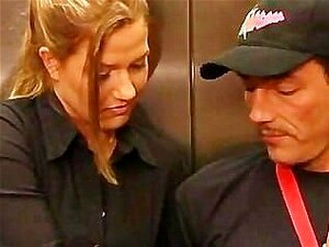 Pareja alemana atrapada en el ascensor