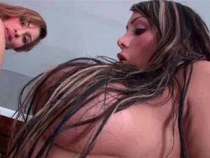 Ninfas mojadas en grandes tetas y culo tomando verga en una orgía de