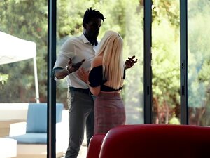 Un negro rompe con su novia rubia, pero ella todavía quiere más de