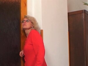 Esposa lo encuentra follando a su suegra y se pone loca