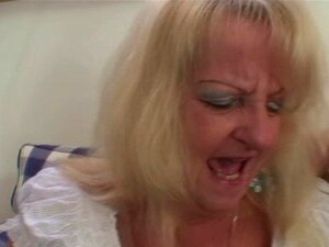 La abuela rubia toma dos pollas grandes a la vez. La abuela rubia toma