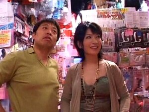 Una impresionante japonesa recibe una vibra en su coño peludo en una
