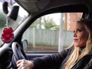 Una taxista británica tetona domina al pasajero. Una taxista