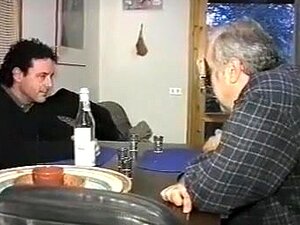 Pareja vieja folla a un tipo más joven en otomano., Trío hardcore