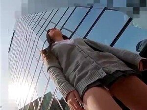 chica universitaria con falda 11