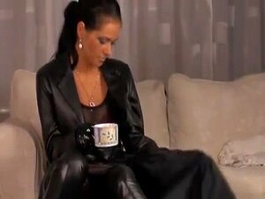 Hermoso cuero negro sexy en una atractiva morena