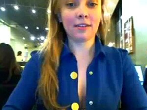 Modelo de cámara se desnuda y muestra en un café muy lleno de gente