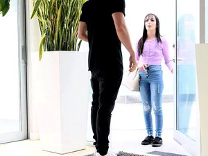 Una linda pervertida se encuentra en una orgía interracial hardcore