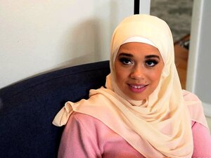 Encontré a mi hermanastra con hijab y condón