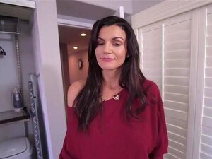 La morena caliente y la madrastra tetona Becky Bandini están