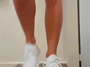 Barbie pisotea la polla y la pelota con zapatillas blancas No. 13