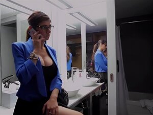 MIA KHALIFA-Impresionante Mia Khalifa No Puede Esperar A Soplar Un