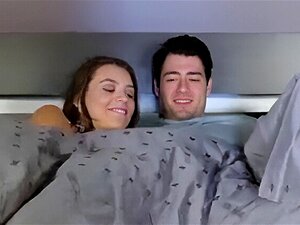 Pareja de recién casados y madrastra en el trío consumado