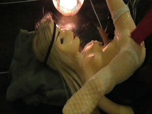 escupir-backdoll en un consolador de semen anime