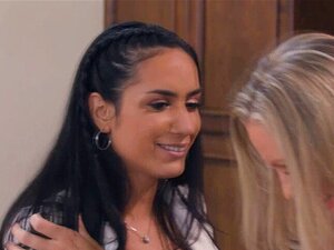 Tia y Julia follaron para olvidar todos sus miedos. Hay tanto amor