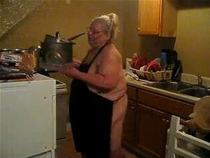 en la cocina con delantal en la provocación
